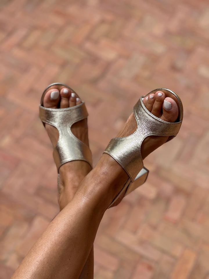 Suzie™ – Irresistible Gold Sandals